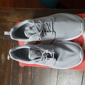 NIKE ROSHE ONE WOLF GREY/WHITE WOMENS SIZE 9